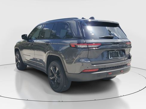 Used 2024 Jeep Grand Cherokee Altitude RWD image 5