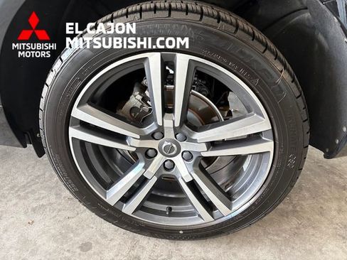 Used 2019 Volvo XC60 T5 Momentum w/ Multimedia Package AWD/4WD image 6