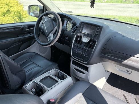Used 2016 Chrysler Town & Country Touring w/ Driver Convenience Group FWD image 6
