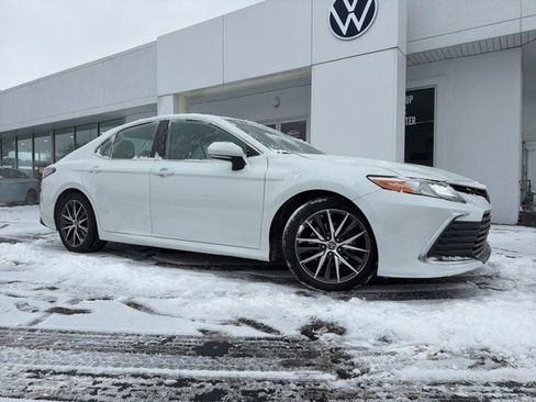 Used 2022 Toyota Camry XLE image 1