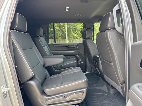 New 2025 Chevrolet Suburban Premier image 18