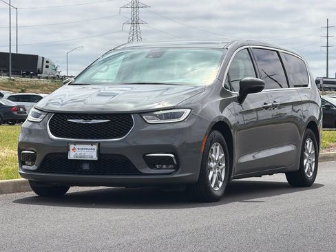 Used 2023 Chrysler Pacifica Touring-L FWD image 7