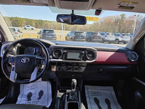 Used 2016 Toyota Tacoma SR5 w/ SR5 Appearance Package (SN) image 12