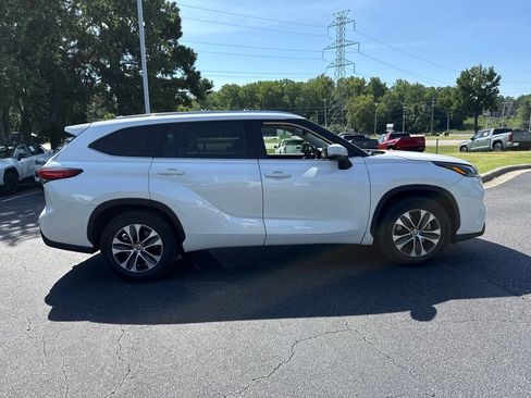 Used 2021 Toyota Highlander XLE FWD image 6