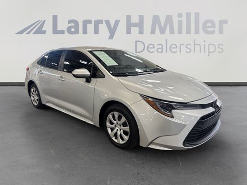 Used 2025 Toyota Corolla LE FWD image 7