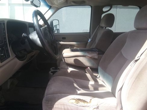 Used 2005 GMC Sierra 2500 SLE w/ Heavy-Duty Power Package image 10