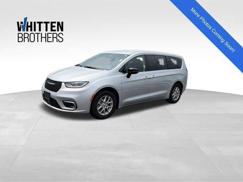 Used 2024 Chrysler Pacifica Touring-L FWD image 1