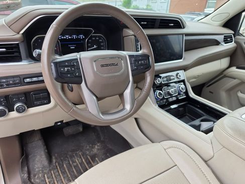 Used 2021 GMC Yukon XL Denali w/ Denali Premium Package AWD/4WD image 4