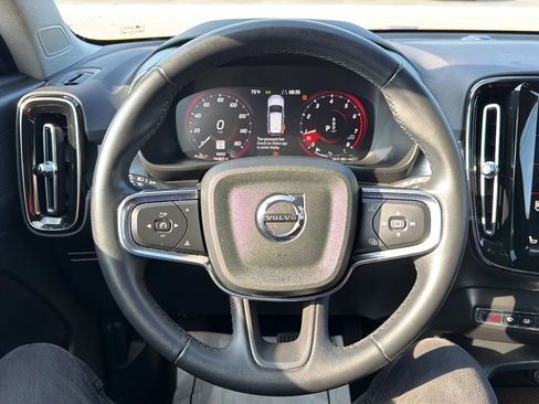 Used 2022 Volvo XC40 T4 Momentum FWD image 10