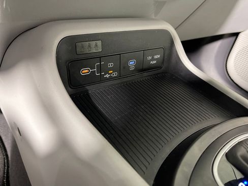 Certified 2025 Hyundai Kona SEL image 32