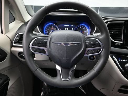 Used 2024 Chrysler Pacifica Touring-L FWD image 23