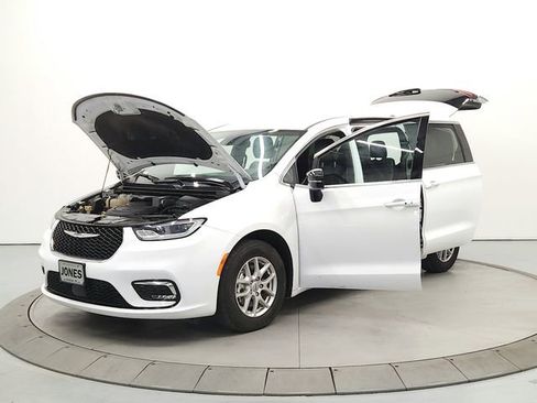 Used 2025 Chrysler Pacifica Select FWD image 11