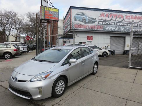 Used 2013 Toyota Prius Plug-In Hybrid image 2