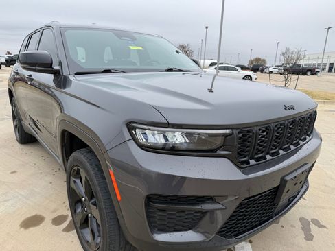 Used 2023 Jeep Grand Cherokee Altitude image 12