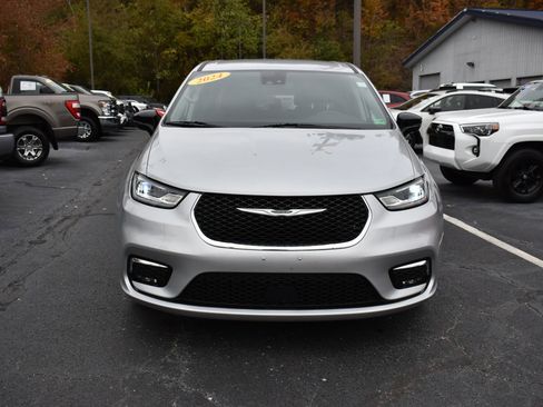 Used 2024 Chrysler Pacifica Touring-L image 2