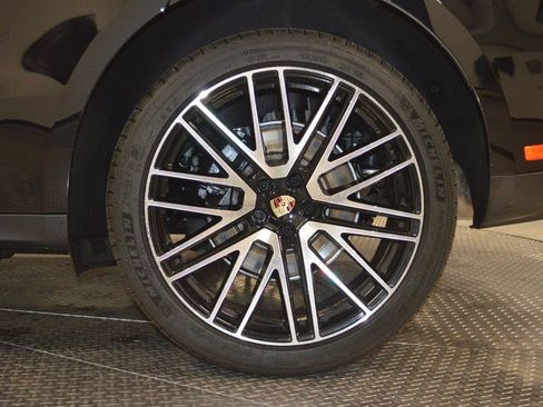 Certified 2025 Porsche Macan AWD/4WD image 14