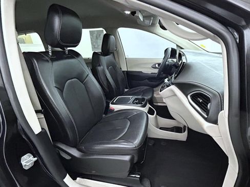 Used 2022 Chrysler Pacifica Touring-L FWD image 15
