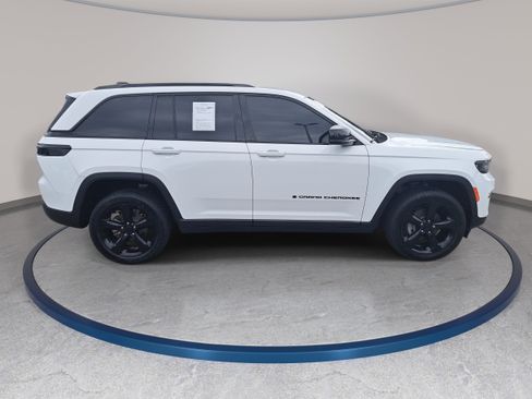 Used 2023 Jeep Grand Cherokee Altitude RWD image 4