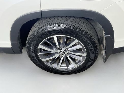 Used 2019 Toyota Highlander XLE AWD/4WD image 27