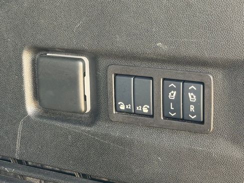 Used 2024 Chevrolet Suburban Premier image 38