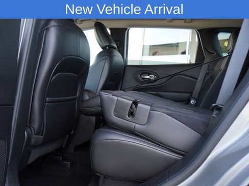 Used 2019 Jeep Cherokee Trailhawk AWD/4WD image 35