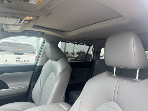 Used 2021 Toyota Highlander XLE AWD/4WD image 20