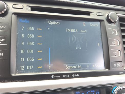 Used 2017 Toyota Highlander XLE FWD image 29