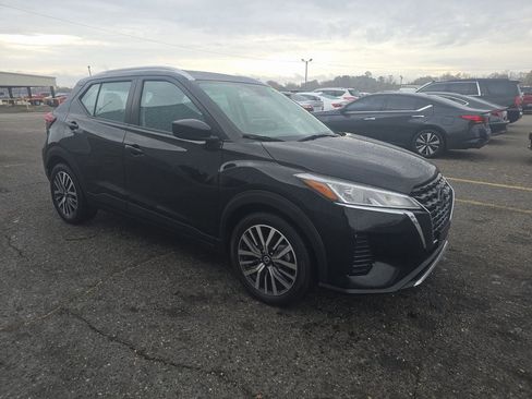 Used 2021 Nissan Kicks SV image 2
