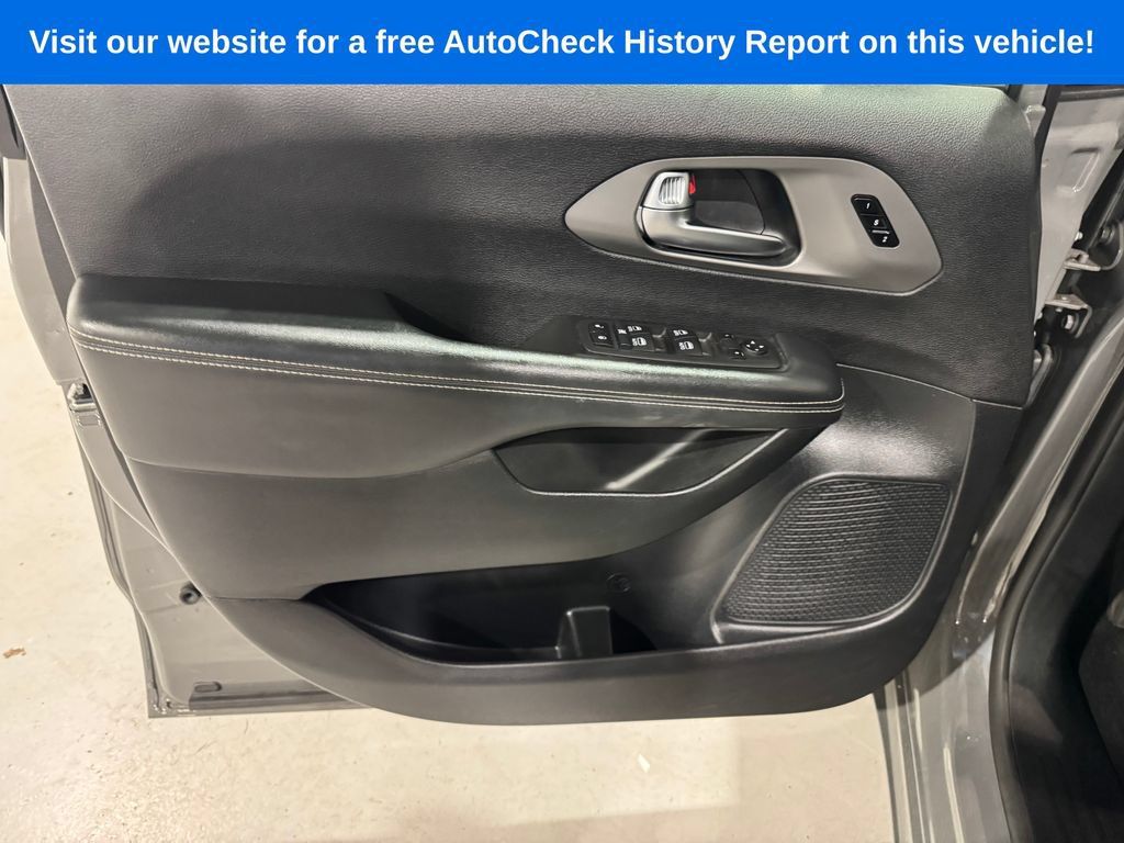 Used 2025 Chrysler Pacifica Select FWD image 16