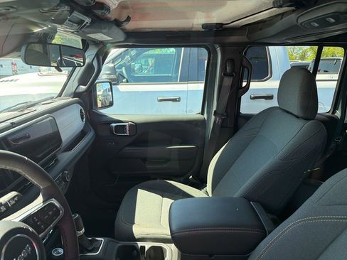 Used 2025 Jeep Wrangler Unlimited Sahara AWD/4WD image 8