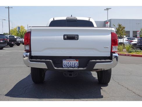 Used 2018 Toyota Tacoma SR5 RWD image 5