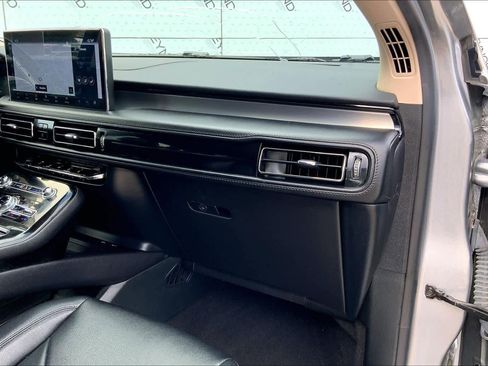 Used 2023 Lincoln Nautilus FWD w/ Premium Package image 18