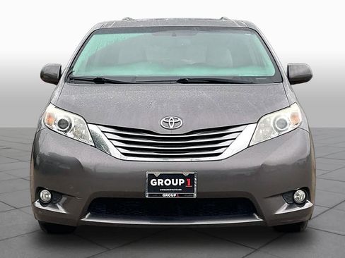 Used 2017 Toyota Sienna XLE w/ XLE Navigation Package image 4