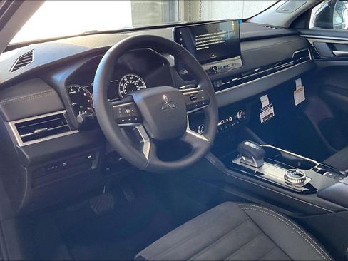 New 2026 Mitsubishi Outlander SE image 6