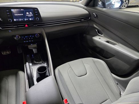 Certified 2025 Hyundai Elantra Sport image 17
