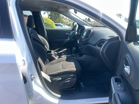 Used 2019 Jeep Cherokee Latitude w/ Popular Appearance Group AWD/4WD image 28