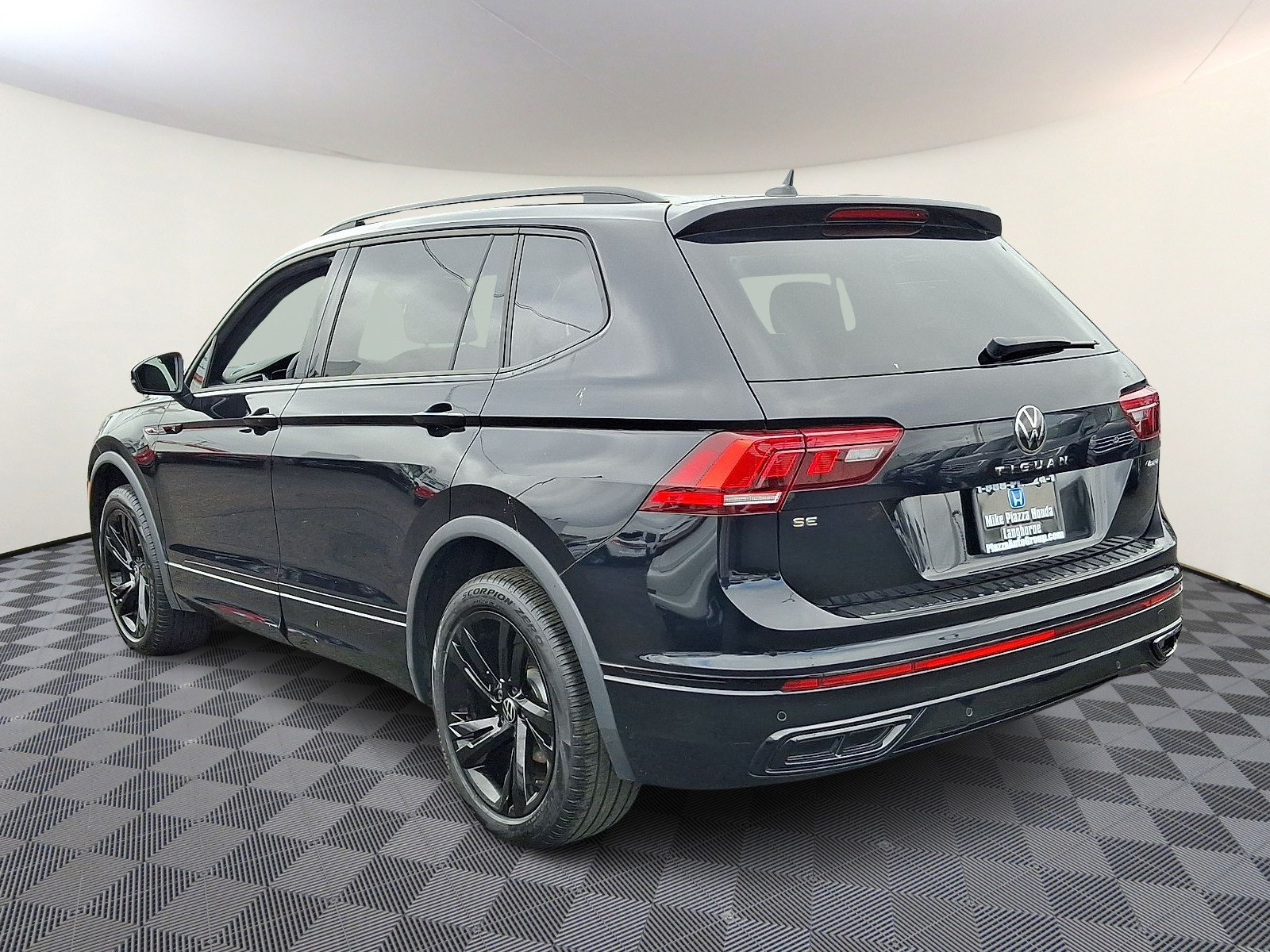 Used 2024 Volkswagen Tiguan SE R-Line AWD/4WD image 5