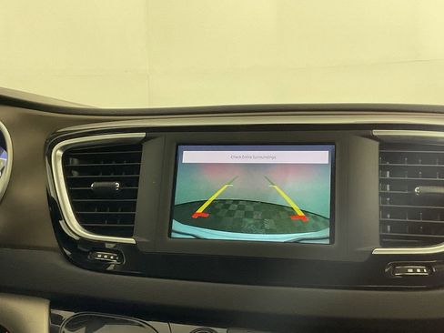 Used 2022 Chrysler Voyager LX image 28
