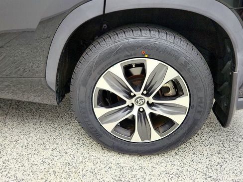 Used 2022 Toyota Highlander XLE AWD/4WD image 9
