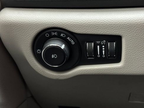 Used 2023 Chrysler Pacifica Touring-L image 29