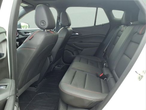 Used 2025 Chevrolet Trax RS w/ Sunroof Package image 19