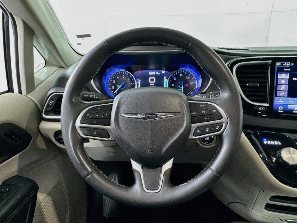 Used 2024 Chrysler Pacifica Touring-L FWD image 11