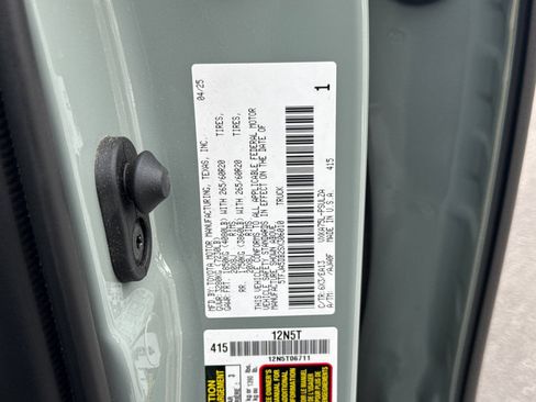 Used 2025 Toyota Tundra Limited AWD/4WD image 30
