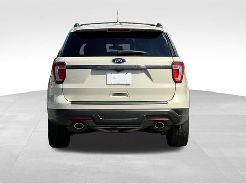 Used 2018 Ford Explorer XLT w/ Equipment Group 202A AWD/4WD image 4