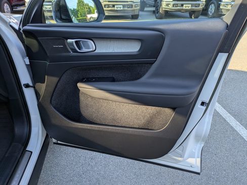 Used 2023 Volvo XC40 B4 Ultimate FWD image 39
