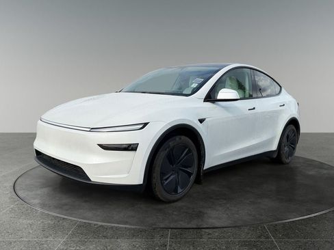 Used 2026 Tesla Model Y AWD image 3