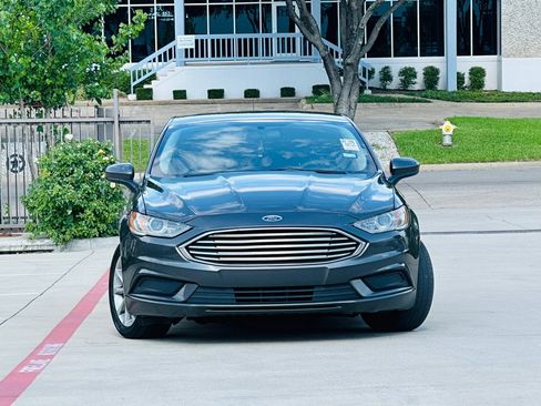 Used 2017 Ford Fusion SE FWD image 2