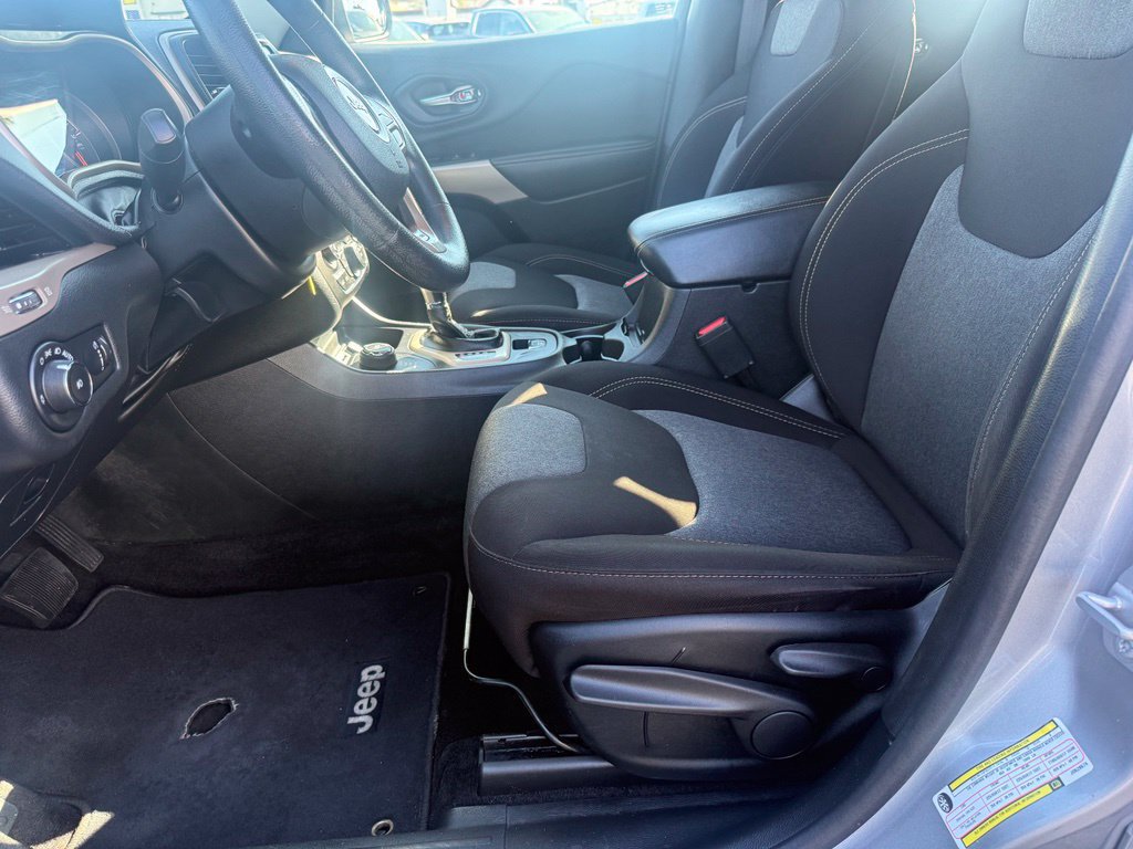 Used 2018 Jeep Cherokee Latitude w/ Safety Group AWD/4WD image 36
