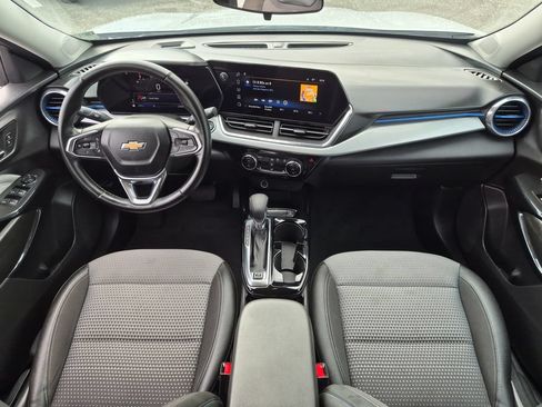 Used 2025 Chevrolet Trax LT w/ LT Convenience Package FWD image 28