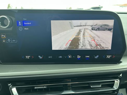 Used 2025 Chevrolet Traverse LT image 32